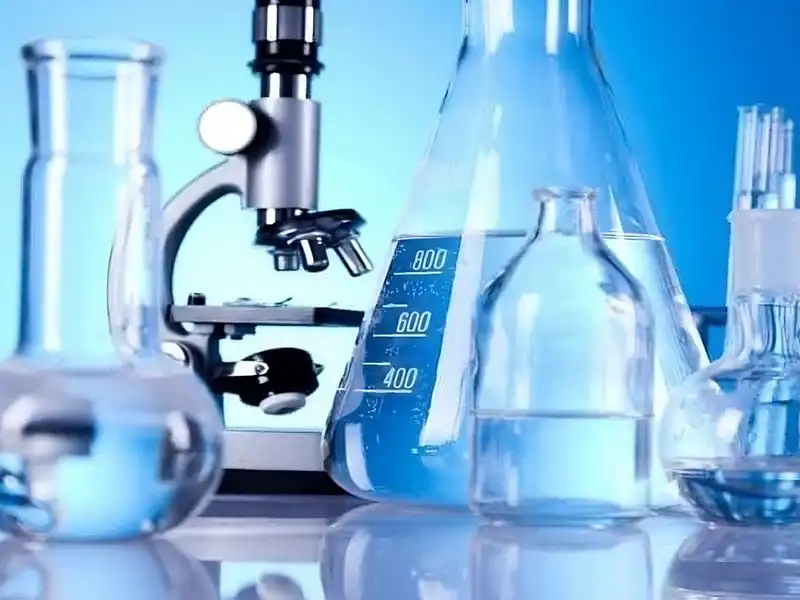 Laboratorio de Química con microscopio y material de vidrio