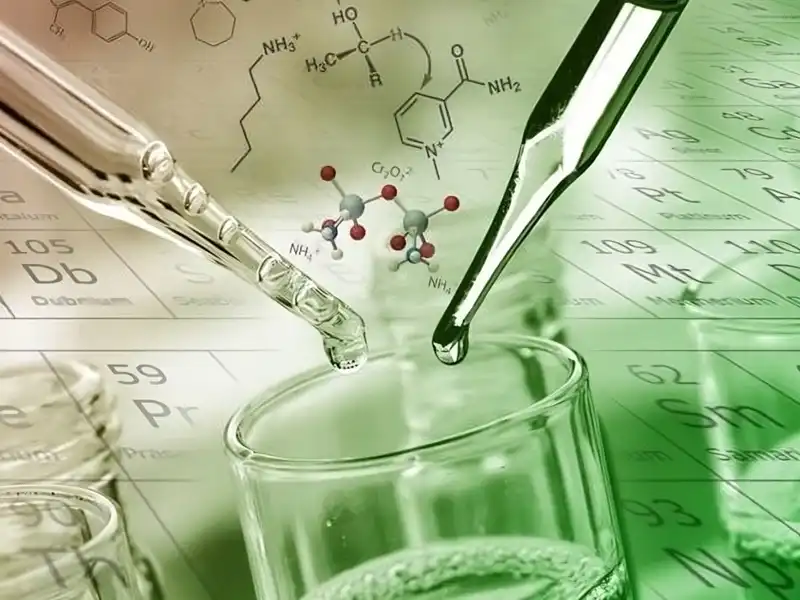 Pipetas y experimentos de Química sobre una tabla periódica