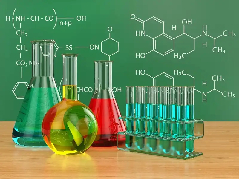 Material de laboratorio químico con matraces, tubos de ensayo y fórmulas